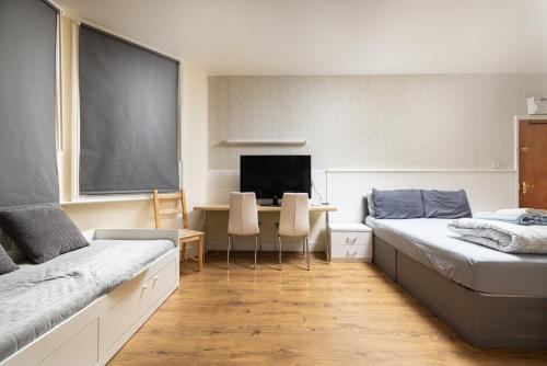 Very Large Studio on Finchley Road 11