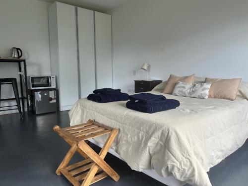 um quarto com uma cama com almofadas azuis em Las Lavandas em Ushuaia