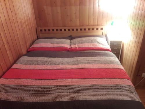 Postel nebo postele na pokoji v ubytování Holzblockhaus zum Wohlfühlen
