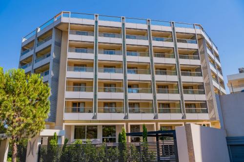 un edificio de apartamentos con una valla delante en Divani Escape, en Atenas