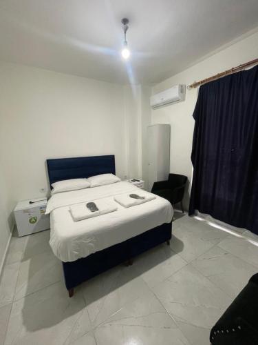 een slaapkamer met een groot bed met een blauw hoofdeinde bij The Antares in Istanbul