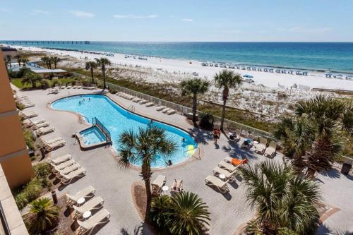 eine Luftansicht eines Resorts mit Strand in der Unterkunft Azure in Fort Walton Beach