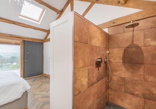 baño con ducha y 1 cama en una habitación en River View Lodge, en Allendale