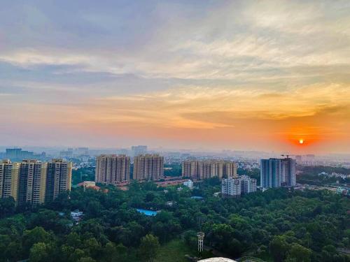 vista para uma cidade ao pôr-do-sol com edifícios em A Night in PÂRIS on the 31st Floor em Yelahanka