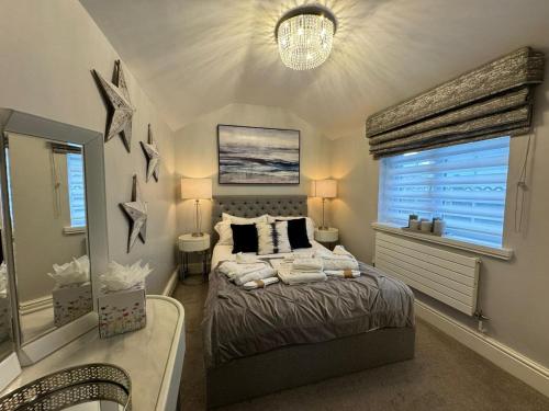 1 dormitorio con cama y ventana en Marys Cottage, Grasmere, Dog Friendly, Hot Tub en Grasmere