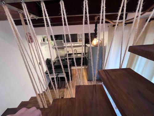 Une bande de cordes suspendues à une pièce dans l'établissement El cuchitril, à La Floresta