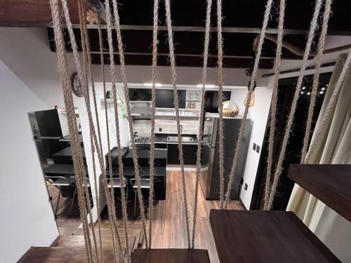 une chambre avec un bouquet de cordes et une table dans l'établissement El cuchitril, à La Floresta