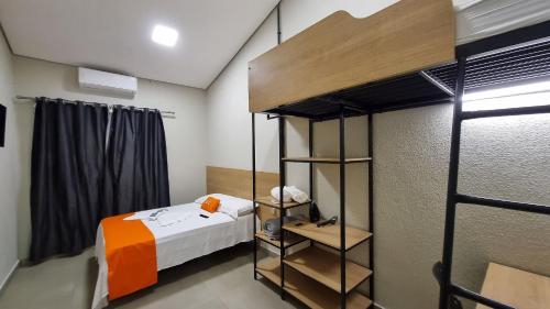 ポルト・ヴェーリョにあるAchei Casa 6: Seu espaço exclusivo em Porto Velhoのベッドルーム1室(ベッド1台、二段ベッド1組付)