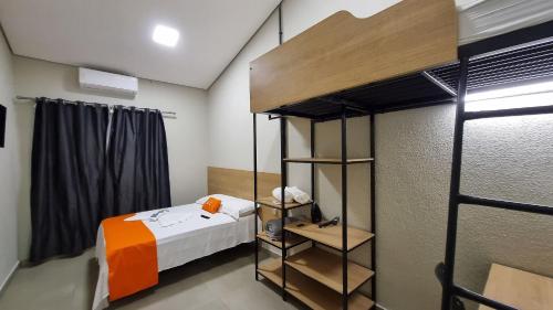 a bedroom with a bed and a bunk bed at Achei Casa 6: Seu espaço exclusivo em Porto Velho in Porto Velho