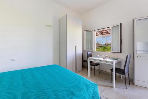 萊韋拉諾的住宿－Villino Cento passi by BarbarHouse，一间卧室配有一张床和一张桌子及椅子