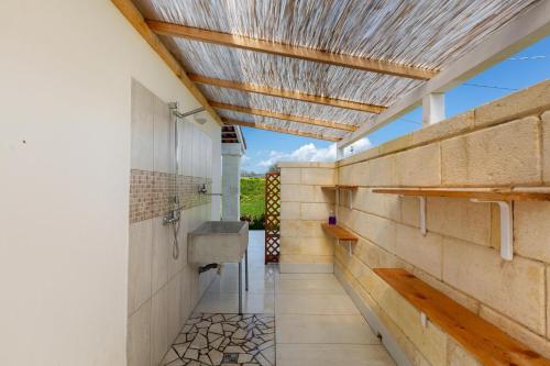 萊韋拉諾的住宿－Villino Cento passi by BarbarHouse，木天花板房子的走廊