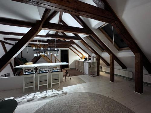 Ático con vigas de madera y cocina. en Belle Vista Loft, en Brasov