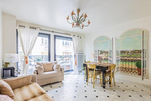 un salon avec un canapé, une table et des chaises dans l'établissement Grand et central, 8e près Élysée, à Paris