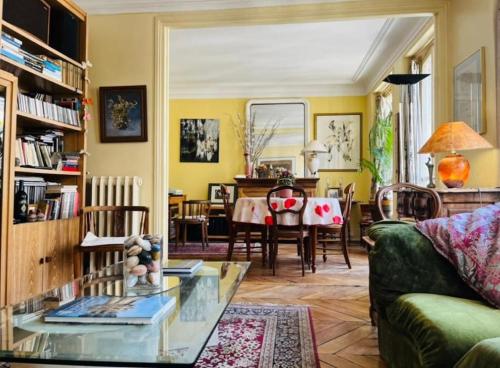 un salon avec un canapé et une table dans l'établissement Excellence YourHostHelper, à Paris