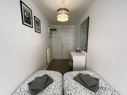 een slaapkamer met een bed, een wastafel en een spiegel bij Carpe Diem in Ryde
