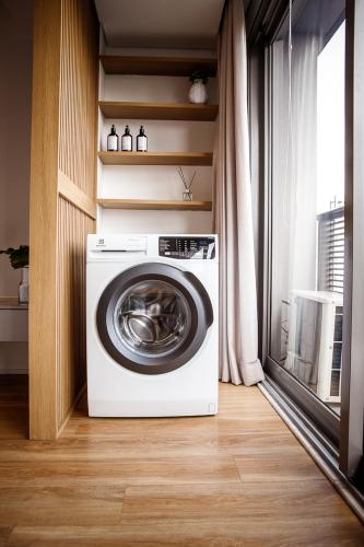 a washing machine in a room with a window at Habitarte - Studio Luxo Brooklin in Sao Paulo