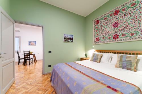 1 Schlafzimmer mit einem großen Bett und einem Esszimmer in der Unterkunft Palazzo Planeta in Palermo
