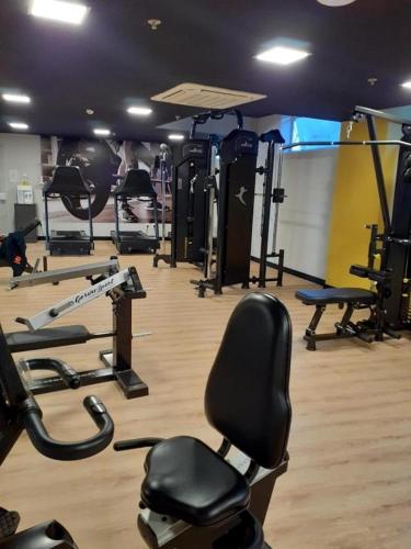 einen Fitnessraum mit vielen Trainingsgeräten in einem Zimmer in der Unterkunft 1233 in Barretos