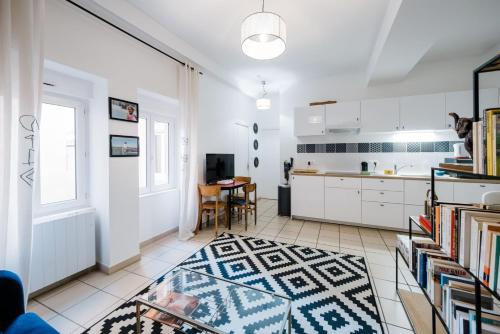 une cuisine avec des armoires blanches et une table dans une pièce dans l'établissement Calm & Comfort / Near Part-Dieu AIL, à Lyon