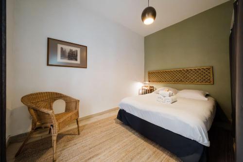 une chambre avec un lit et une chaise dedans dans l'établissement Calm & Comfort / Near Part-Dieu AIL, à Lyon