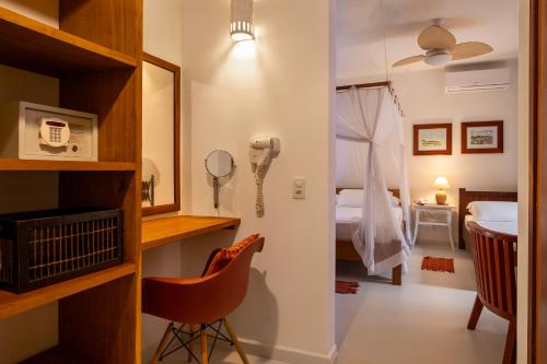 a room with a phone and a room with a bed at Pousada Quarto Crescente in Trancoso