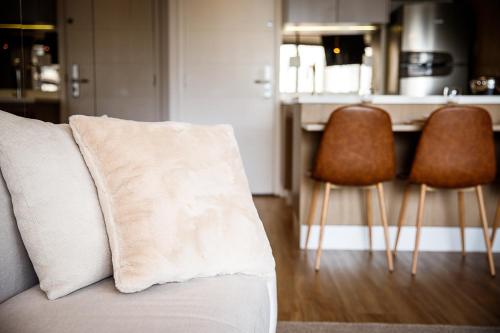 a living room with a couch and two chairs at Habitarte - Studio Luxo Brooklin in Sao Paulo