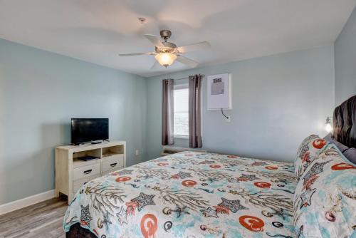 - une chambre avec un lit et un ventilateur de plafond dans l'établissement Unit 07 at Tiffany's, à Surf City