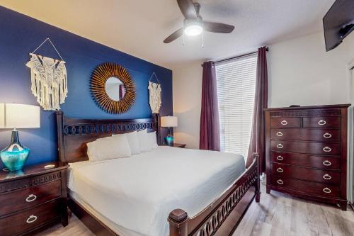 1 dormitorio con cama y pared azul en Majestic Beach Resort Tower 1 #915 en Panama City Beach