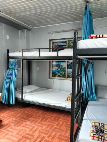 eine Gruppe von Etagenbetten in einem Zimmer in der Unterkunft RICE HOUSE HUE in Hue