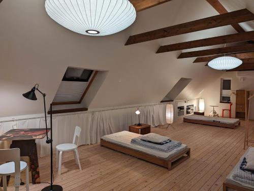 1 dormitorio con 1 cama en una habitación con suelo de madera en GAMLA LADEN, en Höganäs
