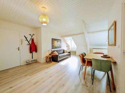 un salon avec une table et un canapé dans l'établissement Foch, vue mer, cœur de ville, à Pornic