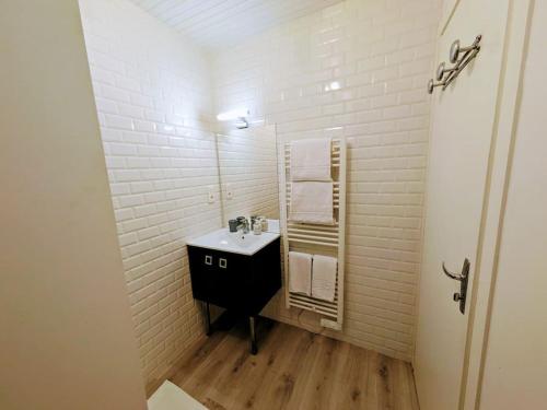 a bathroom with a sink and a mirror at Foch, vue mer, cœur de ville in Pornic