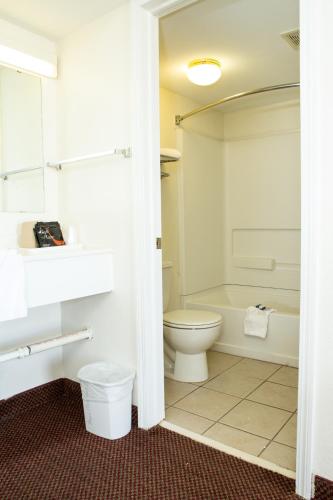 Un baño de Sands Inn & Suites