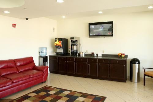 Una televisión o centro de entretenimiento en Sands Inn & Suites