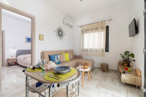 ネオス・マルマラスにあるL&D Apartmentのテーブルとソファのあるリビングルーム