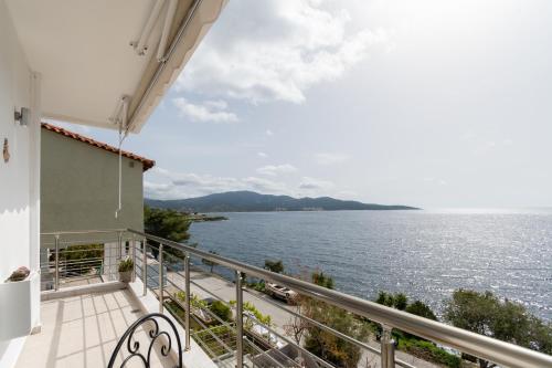 ネオス・マルマラスにあるL&D Apartmentの水辺の景色を望むバルコニー
