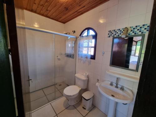 a bathroom with a toilet and a sink at Hotel Pousada Boa Montanha in Monte Verde