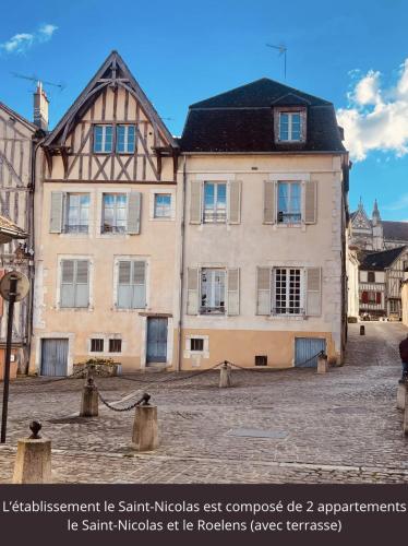 un grand bâtiment au milieu d'une rue dans l'établissement Appartement le Saint-Nicolas Auxerre Les Quais, à Auxerre