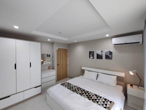 a bedroom with a bed and a white cabinet at modern 2 bedrooms,Ayuttaya in Ban Ko Rian