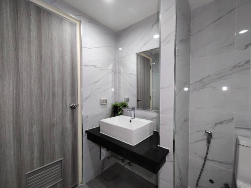 a white bathroom with a sink and a mirror at modern 2 bedrooms,Ayuttaya in Ban Ko Rian