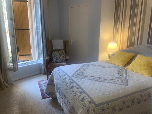 une chambre avec un lit, une chaise et une fenêtre dans l'établissement Gite 1, à Magalas