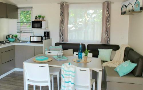 Η κουζίνα ή μικρή κουζίνα στο Camping l'Ile aux Oiseaux