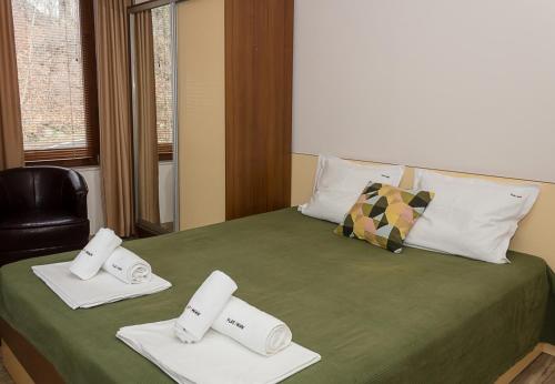 una camera d'albergo con un letto e due asciugamani di Cozy 2BD Flat with Balcony and Workspace by Flat Mаnager a Golden Sands