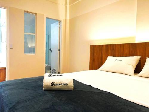 um quarto com uma cama grande e uma almofada. em Incrível Apartamento na Quadra da Praia no Rio de Janeiro