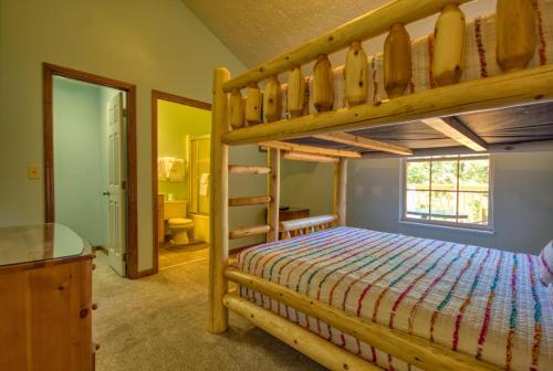 - une chambre avec des lits superposés et une salle de bains dans l'établissement Life of Luxury #12, à Gatlinburg