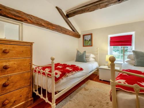 1 Schlafzimmer mit 2 Betten und einer Kommode in der Unterkunft 5 Bed in Threlkeld SZ270 in Threlkeld