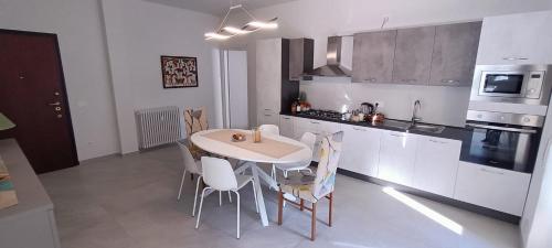 een keuken met een tafel en stoelen in een kamer bij Appartamento Casa Alice in Omegna