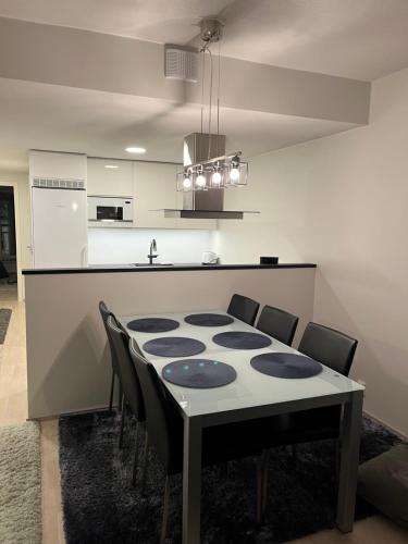 埃斯波的住宿－Moderni perhehuoneisto parhaalla sijainnilla，餐桌、椅子和厨房