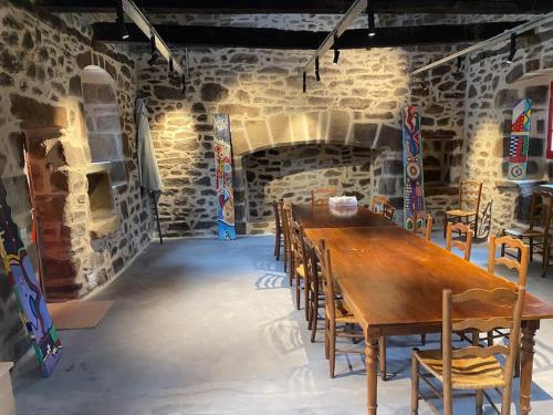 une salle à manger avec une table et des chaises en bois dans l'établissement Calme et serenite en correze, à Affieux