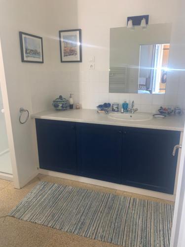 une salle de bain avec un lavabo et un miroir dans l'établissement Gite 1, à Magalas